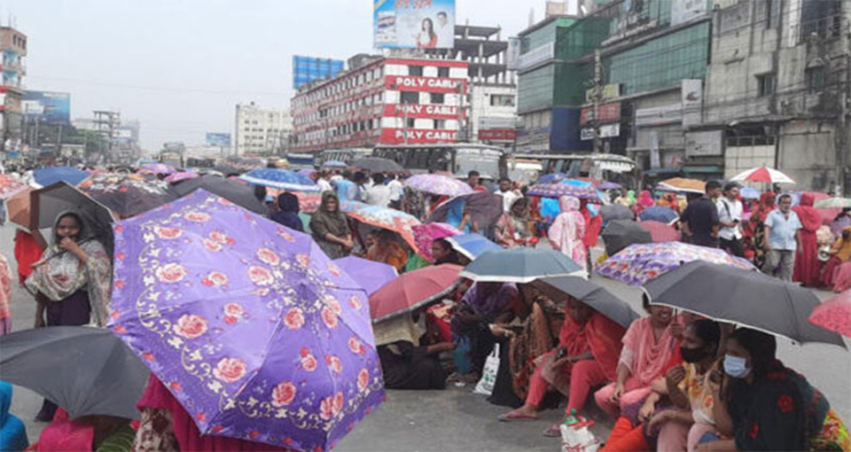 পোষাক কারখানার  শ্রমিকদের সড়ক অবরোধ,আশুলিয়ায় বন্ধ ১৬ কারখানা