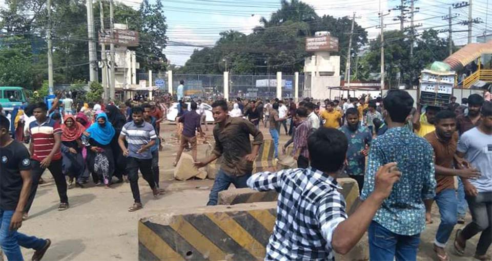 আশুলিয়ায় শ্রমিক-পুলিশ সংঘর্ষে শ্রমিক নিহত, গুলিবিদ্ধ ৫